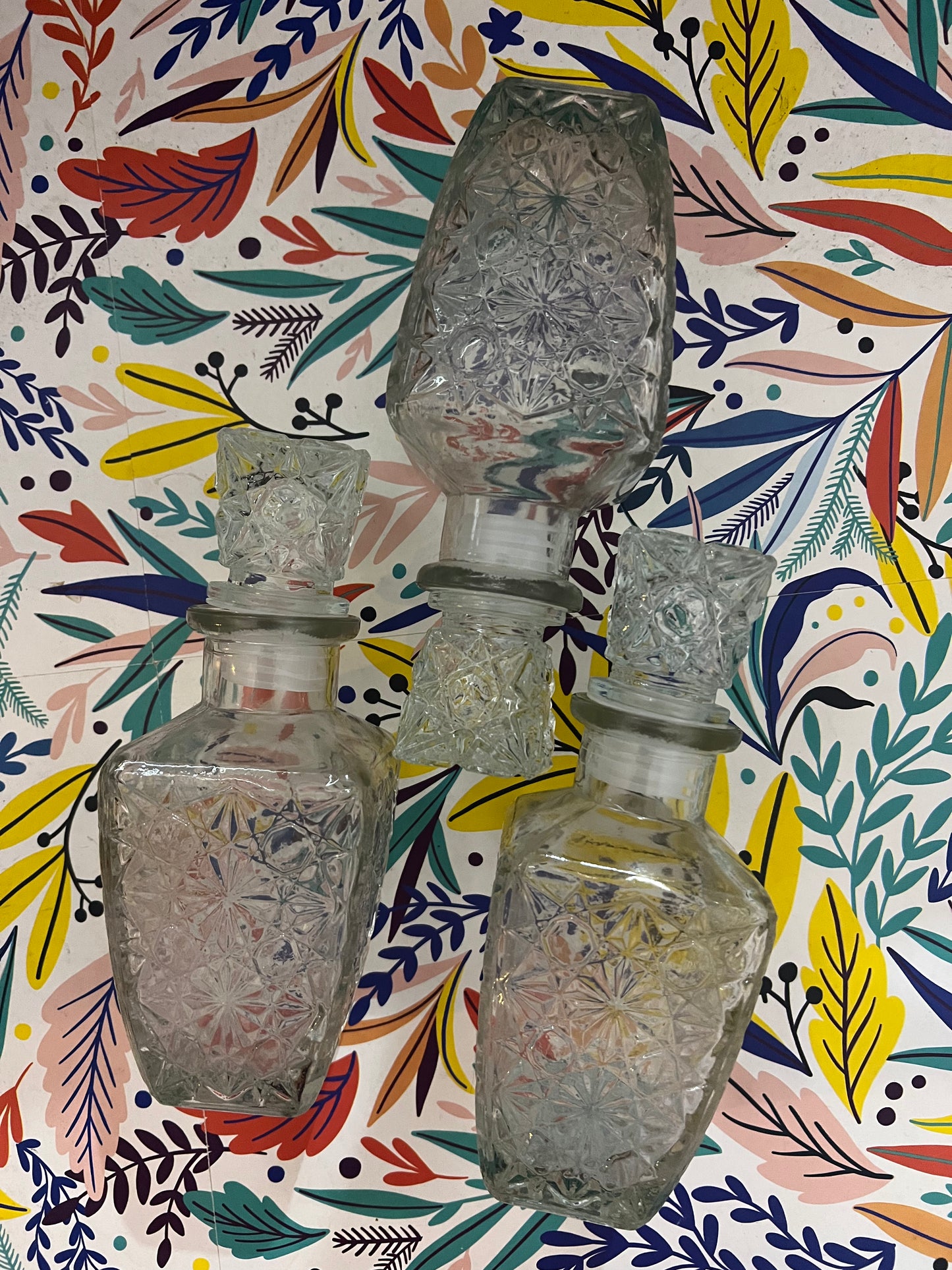 Trío de botellas vintage de cristal con tapa — Diseño geométrico floral