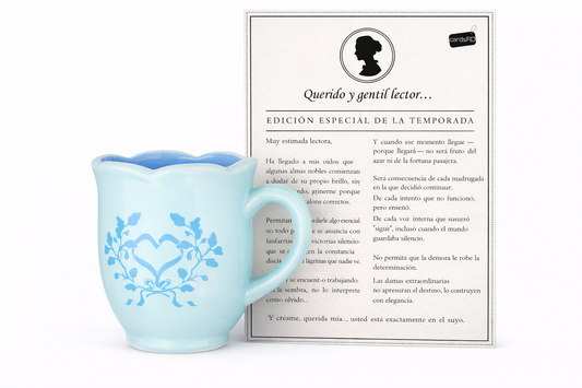 👑 Set Bridgerton Azul – Taza 12 oz + Maderita Decorativa 7.25” x 5”