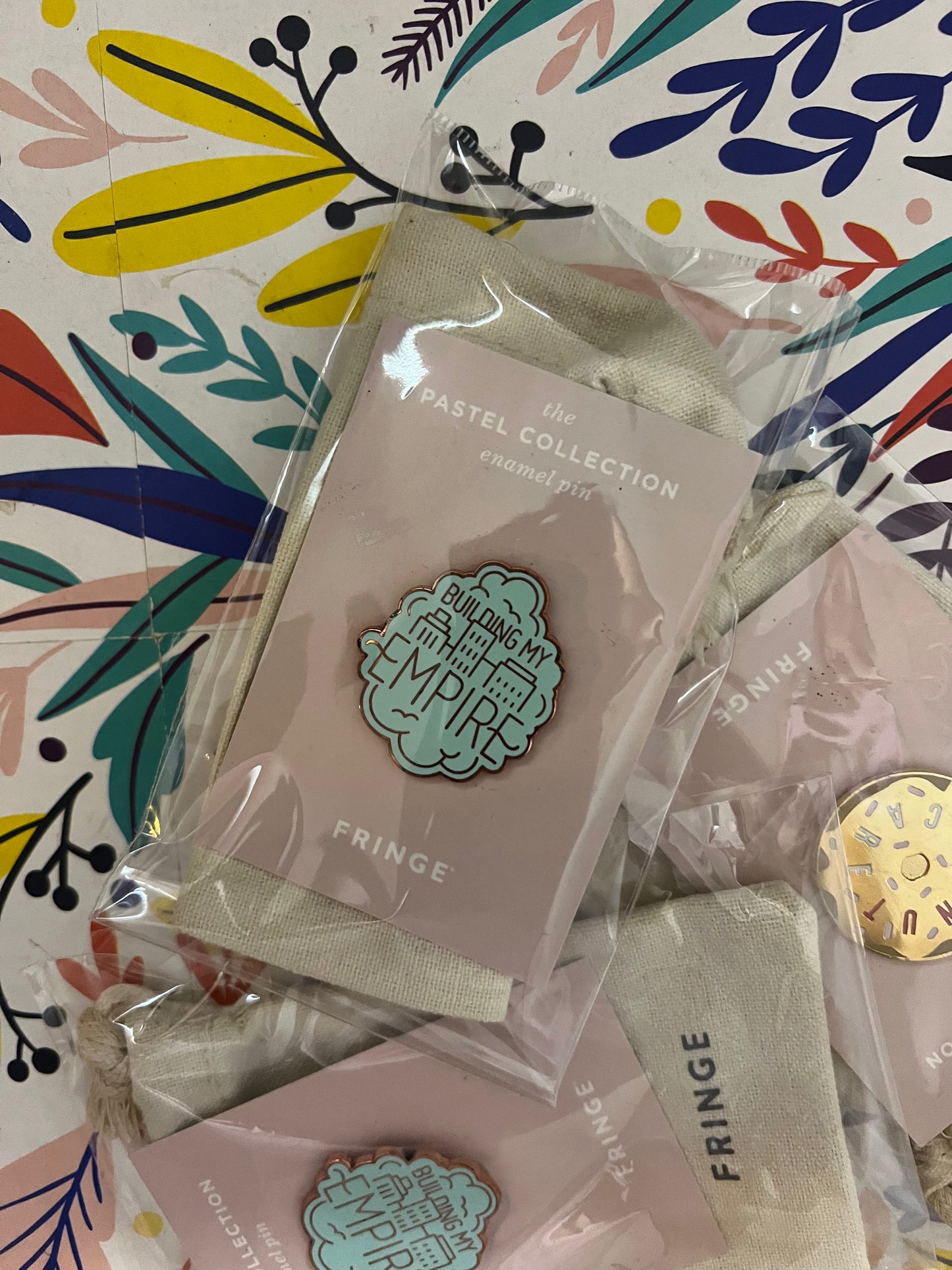 Botón “Empire Coffee” ☕ — Pin para mochilas & estuches