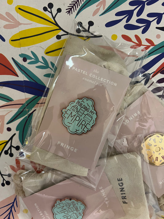 Botón “Empire Coffee” ☕ — Pin para mochilas & estuches