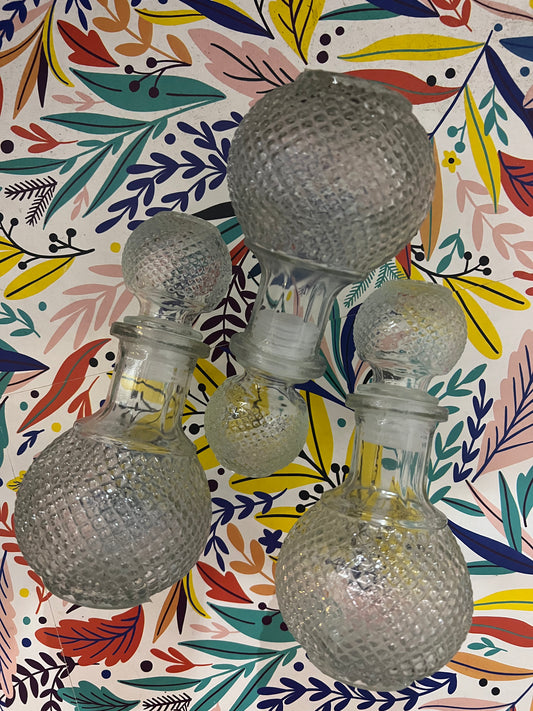 ✨ Trío Vintage de Botellas Decorativas de Cristal — Textura Diamond Cut