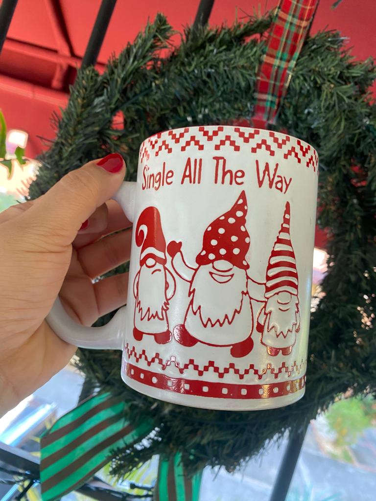 White and Red Christmas, Mug